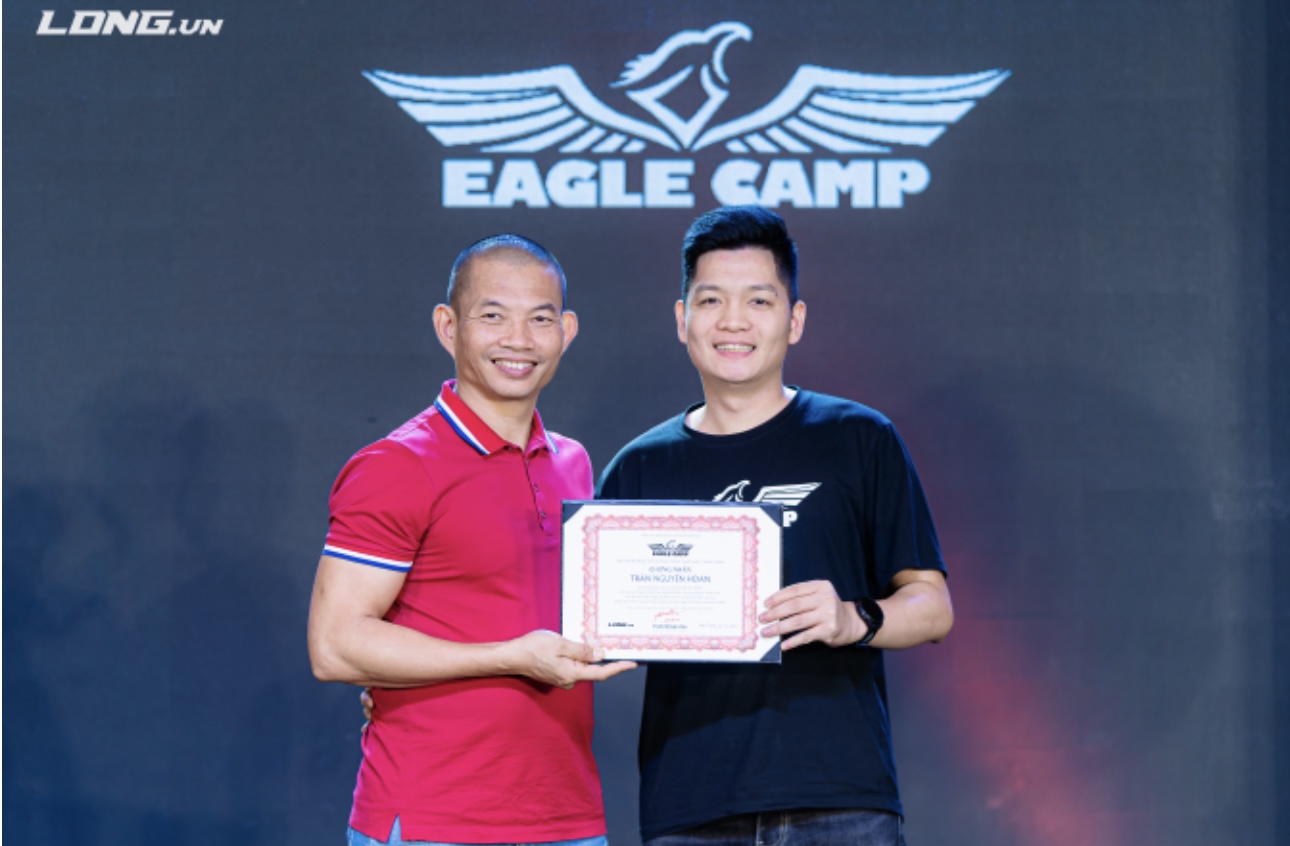 Trần Nguyên Hoàn chia sẻ hành trình kinh doanh online từ con số 0, trải qua thất bại và xây dựng lại tư duy kinh doanh bền vững.