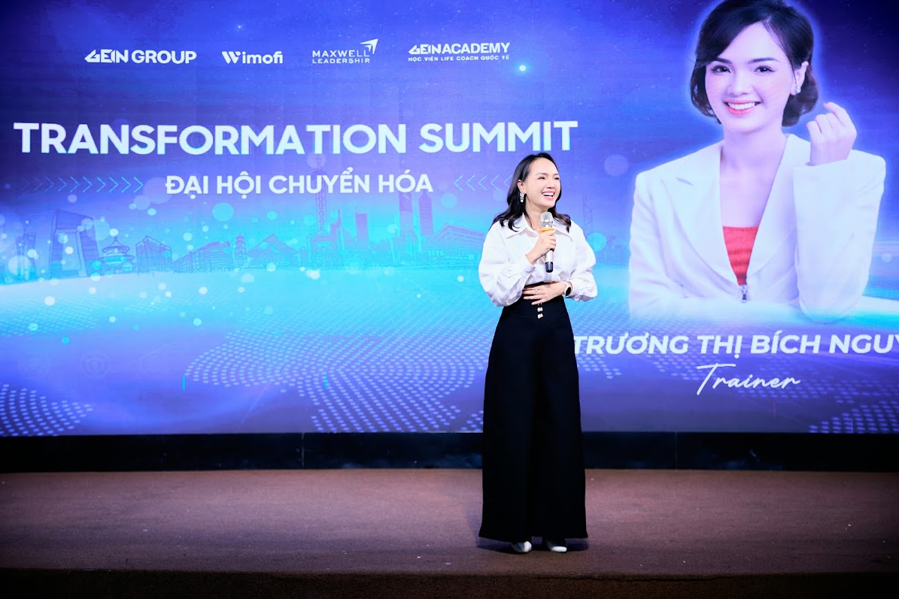 Nguyệt Trương đào tạo chuyển hóa nội tâm cho doanh nhân khởi nghiệp trong hội thảo phát triển lãnh đạo.