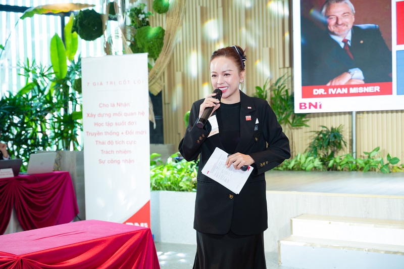 Thắm Đặng làm việc tập trung, phong thái vững vàng nhờ nền tảng thể chất tốt.